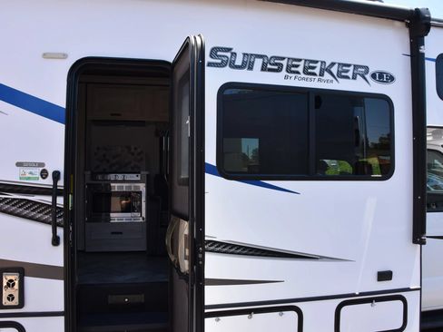 Used 2022 Ford E-450 and Econoline 450 Super Duty w/ Motorhome Prep Package RWD image 9