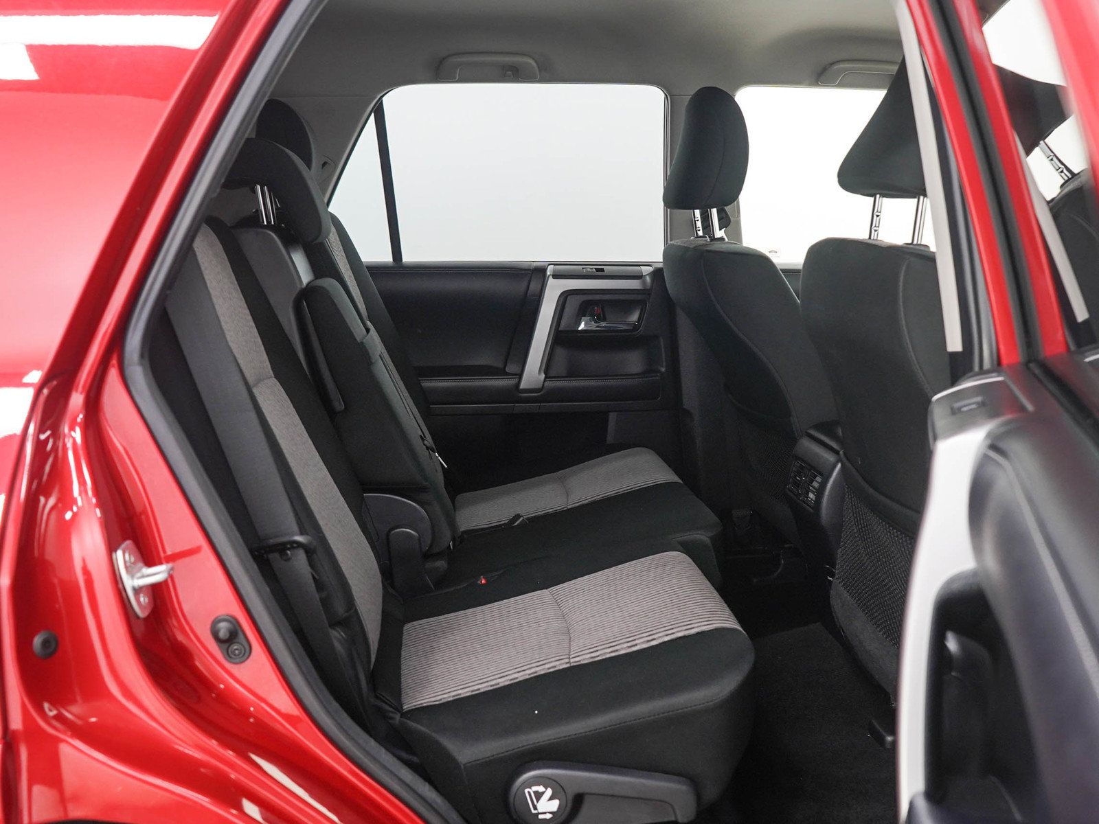 Used 2018 Toyota 4Runner SR5 AWD/4WD image 12