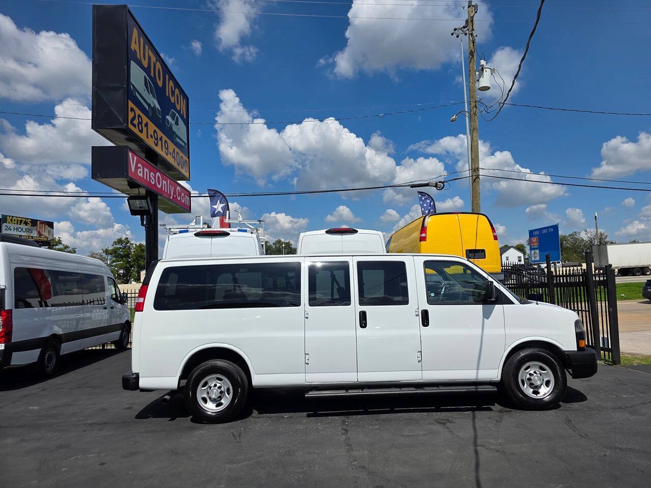 Used 2019 Chevrolet Express 3500 LS RWD image 3