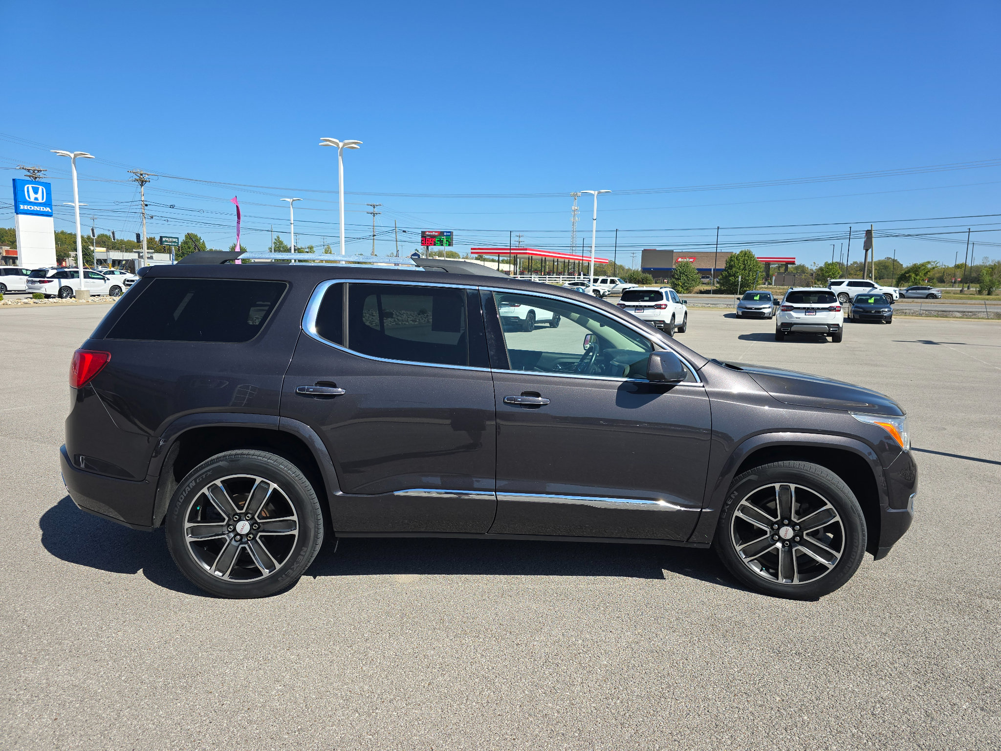 Used 2017 GMC Acadia Denali w/ Technology Package AWD/4WD image 7
