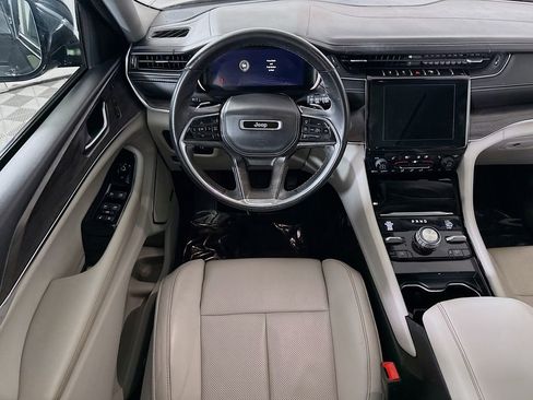 Used 2022 Jeep Grand Cherokee Overland w/ Luxury Tech Group IV AWD/4WD image 4