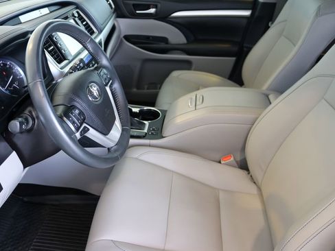 Used 2019 Toyota Highlander XLE image 18