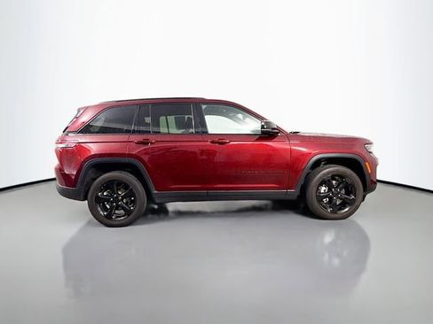 Used 2024 Jeep Grand Cherokee Altitude image 8