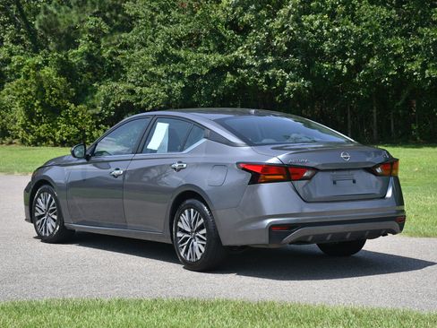 Used 2023 Nissan Altima 2.5 SV image 3