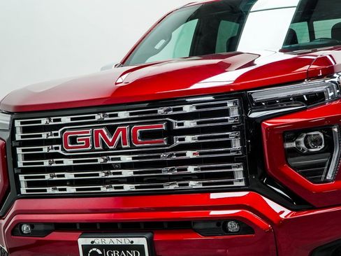 Used 2024 GMC Canyon Denali image 2