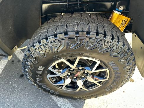 Used 2024 GMC Canyon AT4X image 27