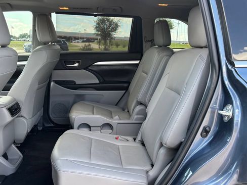 Used 2019 Toyota Highlander XLE FWD image 16