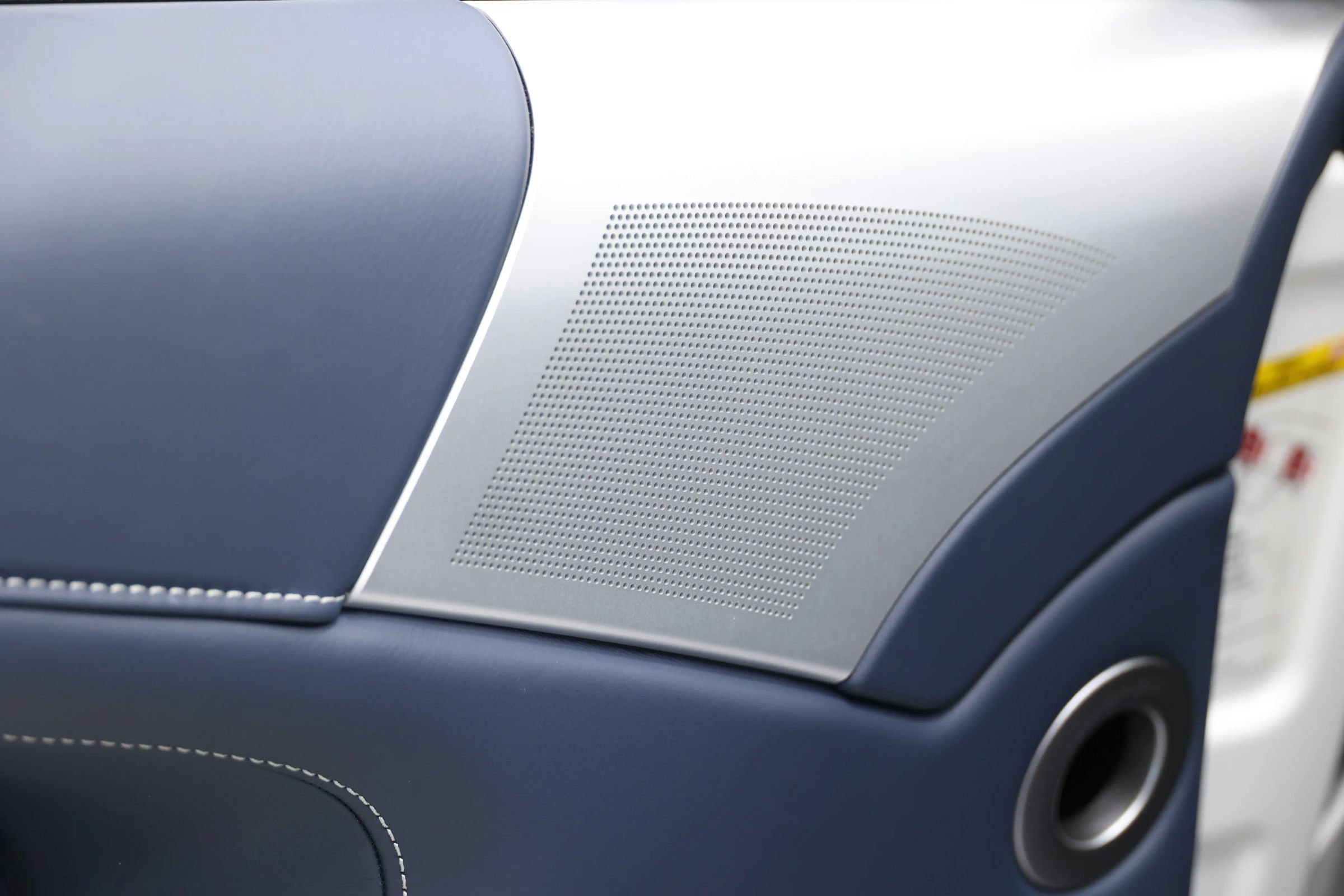 Used 2012 Aston Martin Virage Volante RWD image 12