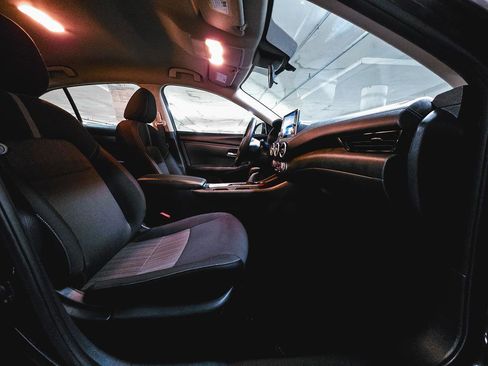 Used 2025 Nissan Sentra SV w/ Trunk Package image 33