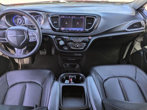 Used 2025 Chrysler Pacifica Select image 16