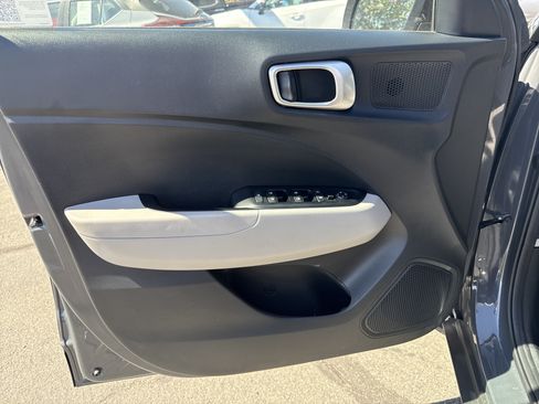 Used 2025 Hyundai Venue SEL FWD image 11