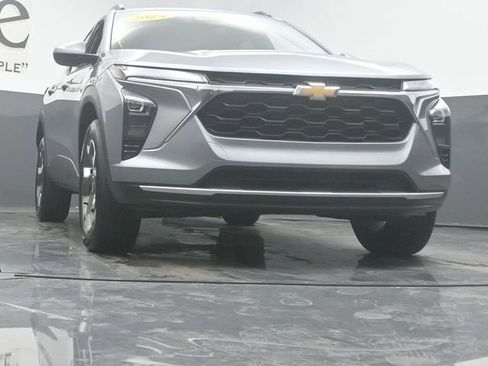 Used 2024 Chevrolet Trax LT w/ LT Convenience Package FWD image 3