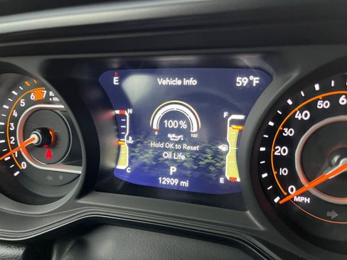 Used 2025 Jeep Wrangler Sahara image 39