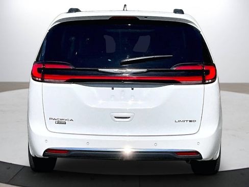 Certified 2023 Chrysler Pacifica Limited FWD image 8