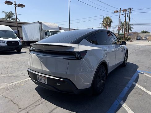 Used 2026 Tesla Model Y AWD image 5