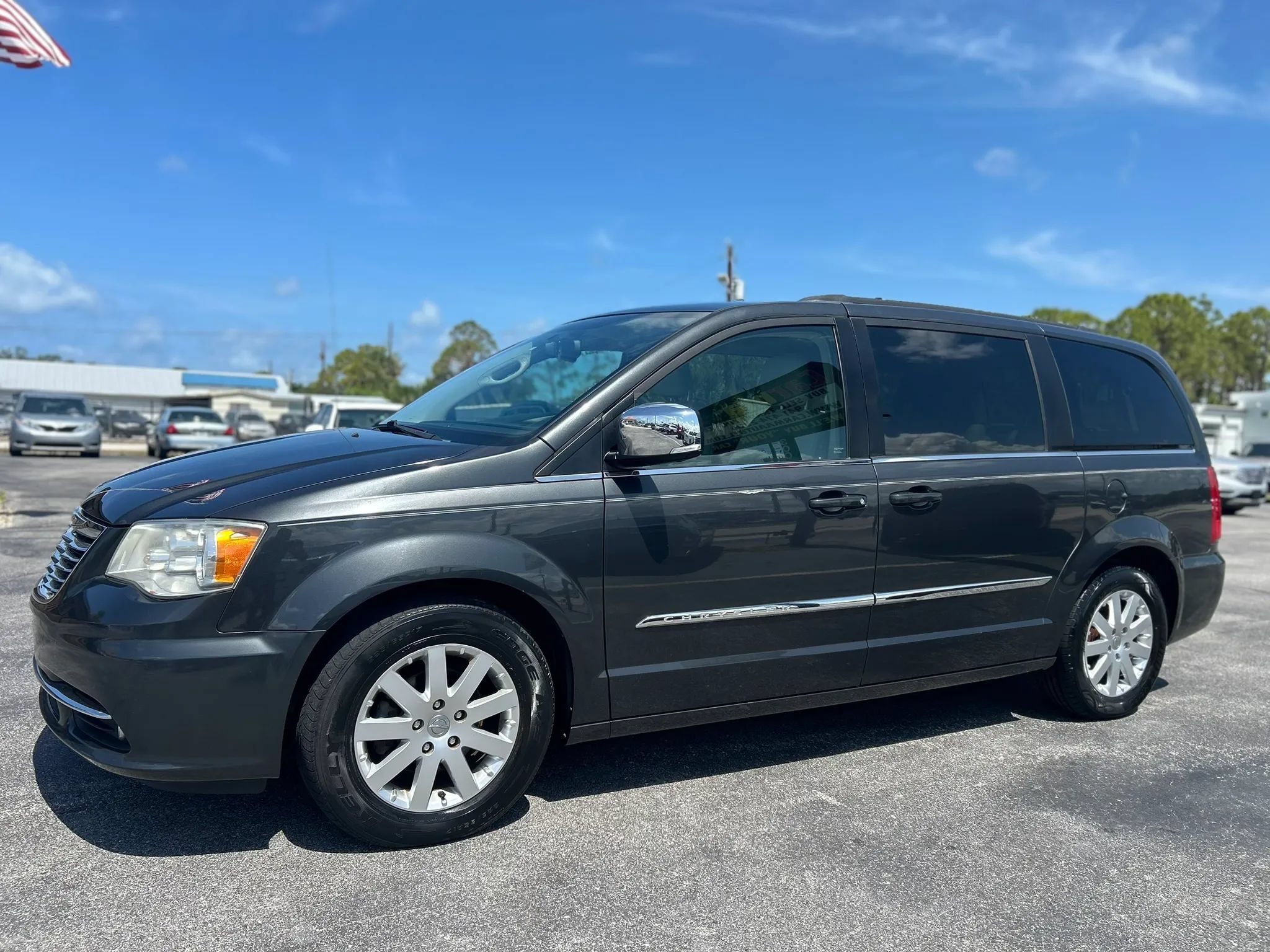 Used 2011 Chrysler Town & Country Touring-L FWD image 6