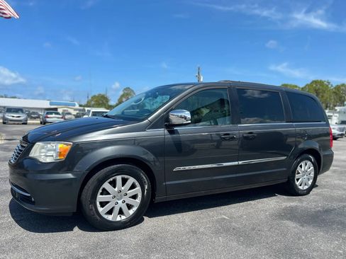 Used 2011 Chrysler Town & Country Touring-L FWD image 6