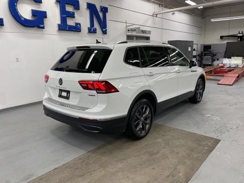 Certified 2023 Volkswagen Tiguan SE w/ Panoramic Sunroof Package AWD/4WD image 4