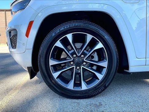 Used 2023 Jeep Grand Cherokee Overland w/ Luxury Tech Group IV AWD/4WD image 9