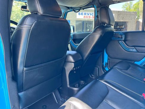 Used 2017 Jeep Wrangler Unlimited Sahara w/ Connectivity Group AWD/4WD image 18