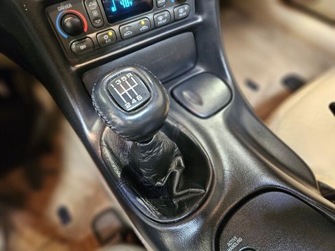 Used 2000 Chevrolet Corvette Coupe w/ Roof Pkg image 27