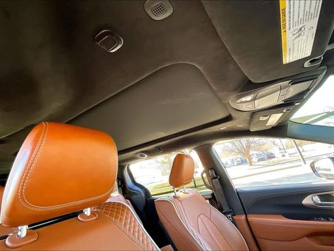 Used 2024 Chrysler Pacifica Pinnacle image 12