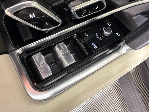 Used 2023 Land Rover Range Rover SE image 11