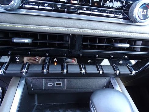 Certified 2024 Chevrolet Colorado ZR2 w/ ZR2 Convenience Package III AWD/4WD image 12