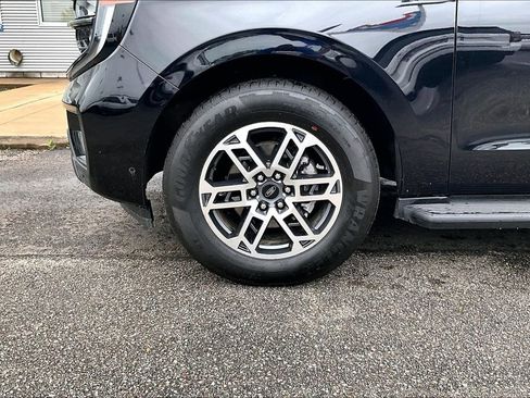 Used 2025 Ford Expedition Active RWD image 4