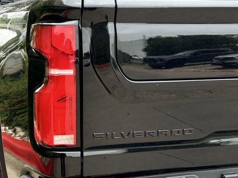 Used 2025 Chevrolet Silverado 2500 LTZ w/ LTZ Plus Package AWD/4WD image 7