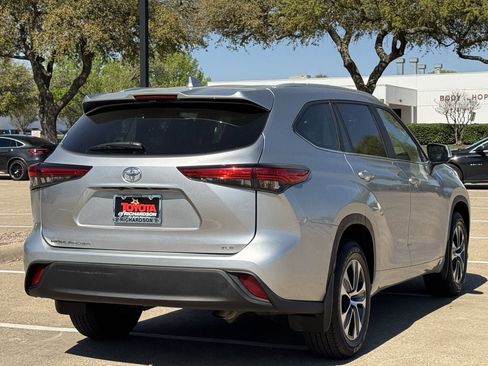 Used 2023 Toyota Highlander XLE image 4