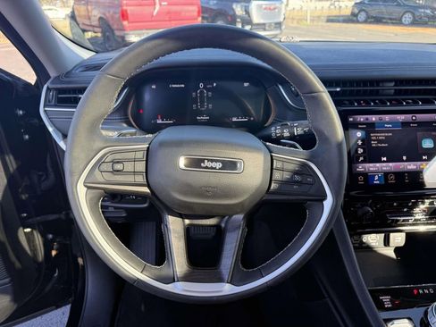 Used 2023 Jeep Grand Cherokee L Limited w/ Luxury Tech Group II image 16