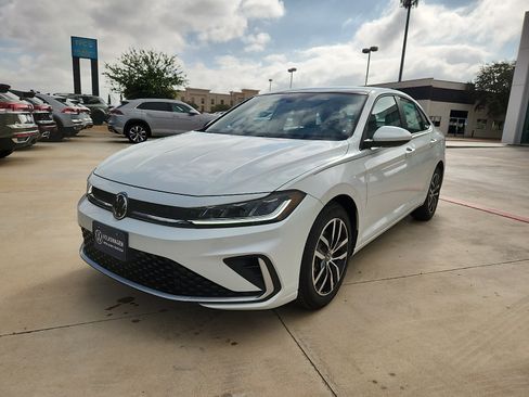 New 2026 Volkswagen Jetta SE FWD image 3