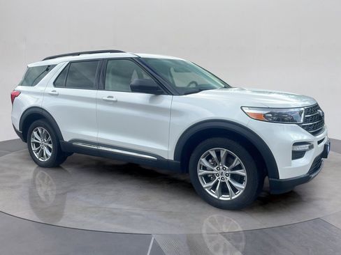 Used 2023 Ford Explorer XLT w/ Equipment Group 202A AWD/4WD image 9
