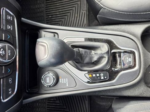 Used 2019 Jeep Cherokee Limited w/ Technology Group image 8