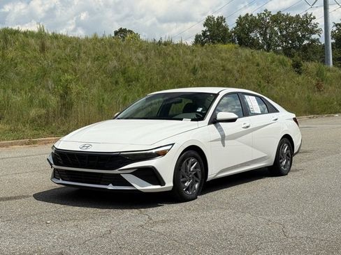 Used 2024 Hyundai Elantra SEL image 1