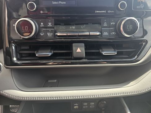 Used 2022 Toyota Highlander XLE image 23