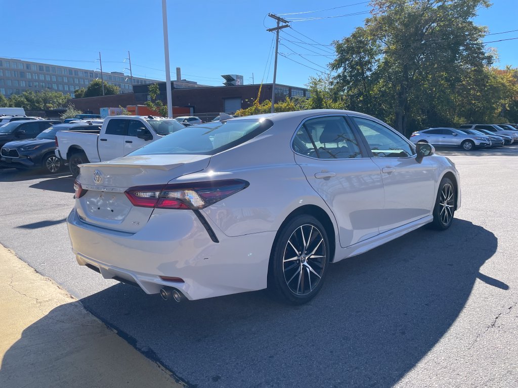 Used 2024 Toyota Camry SE w/ Cold Weather Package FWD image 5
