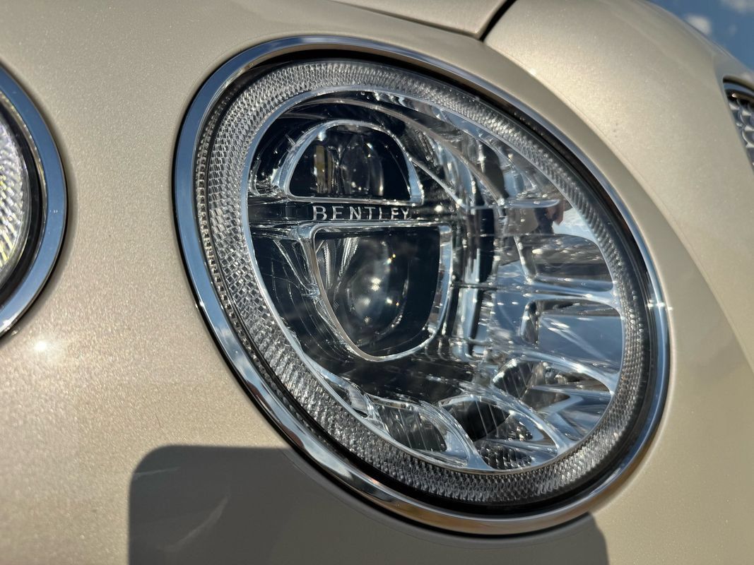 Used 2018 Bentley Bentayga AWD/4WD image 29