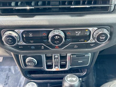 Used 2024 Jeep Wrangler Unlimited AWD/4WD image 17