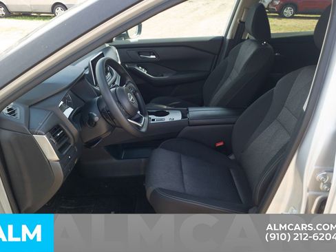 Used 2024 Nissan Rogue SV image 6