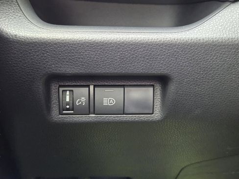 Used 2019 Toyota RAV4 LE FWD image 19