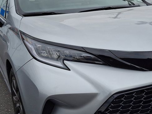 Used 2025 Toyota Sienna XSE FWD image 9