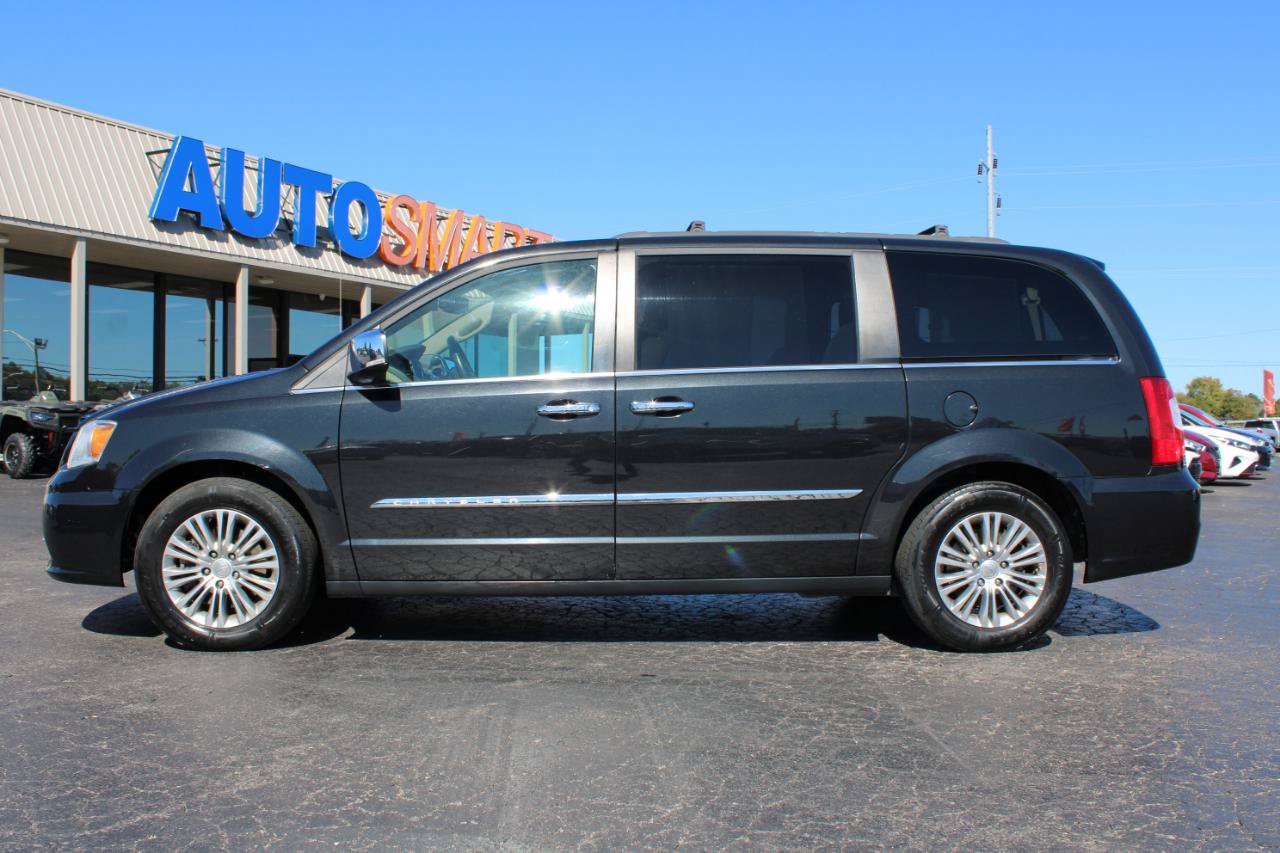 Used 2015 Chrysler Town & Country Touring-L w/ Driver Convenience Group FWD image 11