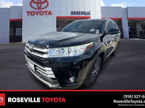 Used 2017 Toyota Highlander XLE w/ Carpet Mat Package image 1