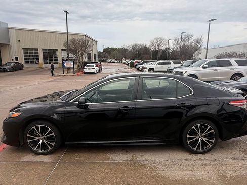 Used 2019 Toyota Camry SE image 2