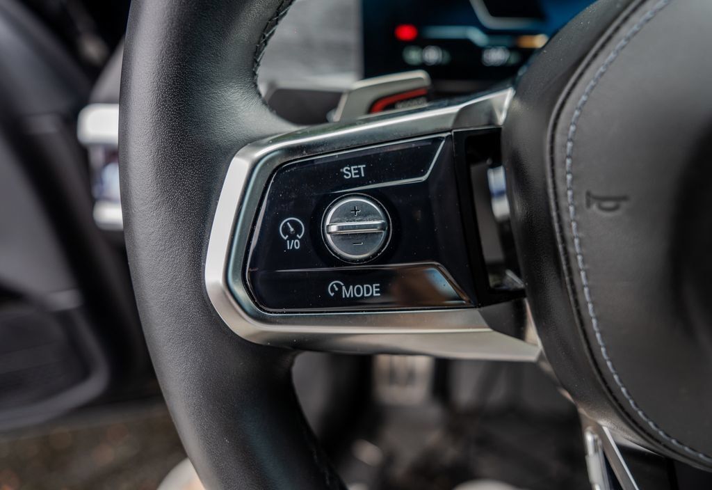 Used 2023 BMW i7 xDrive60 AWD/4WD image 6