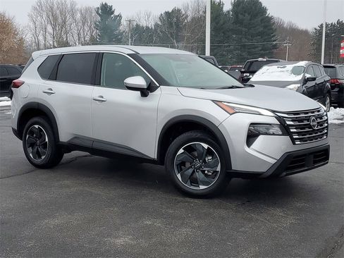 Used 2025 Nissan Rogue SV image 2