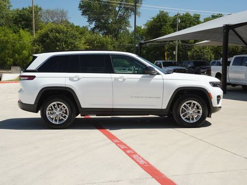Used 2025 Jeep Grand Cherokee Laredo X AWD/4WD image 6
