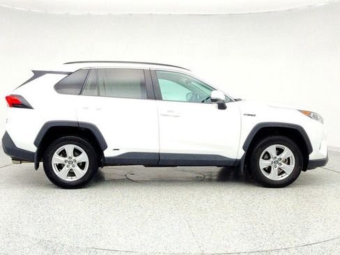 Used 2020 Toyota RAV4 XLE w/ XLE Grade Weather Package image 4